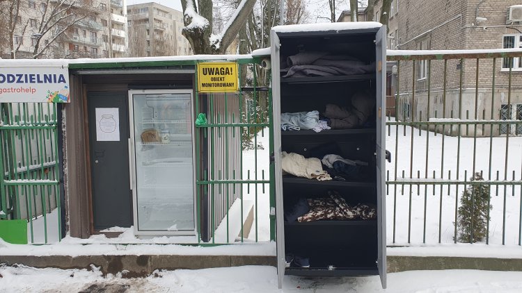 Grochów pomaga: zimowe ubrania czekają w „Ciepłej Szafie” 