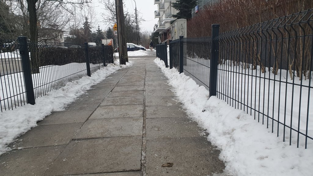 Uwaga na gołoledź! Szklanka na chodnikach i ulicach Grochowa 